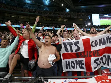 Fans Inggris merayakan kemenangan timnya atas Denmark pada akhir semifinal Euro 2020 di Wembley Stadium, London, Kamis dinihari WIB (8/7/2021). Inggris melaju ke babak final Euro 2020 melawan Italia setelah mengalahkan Denmark dengan skor 2-1. (AP Photo/Carl Recine, Pool)