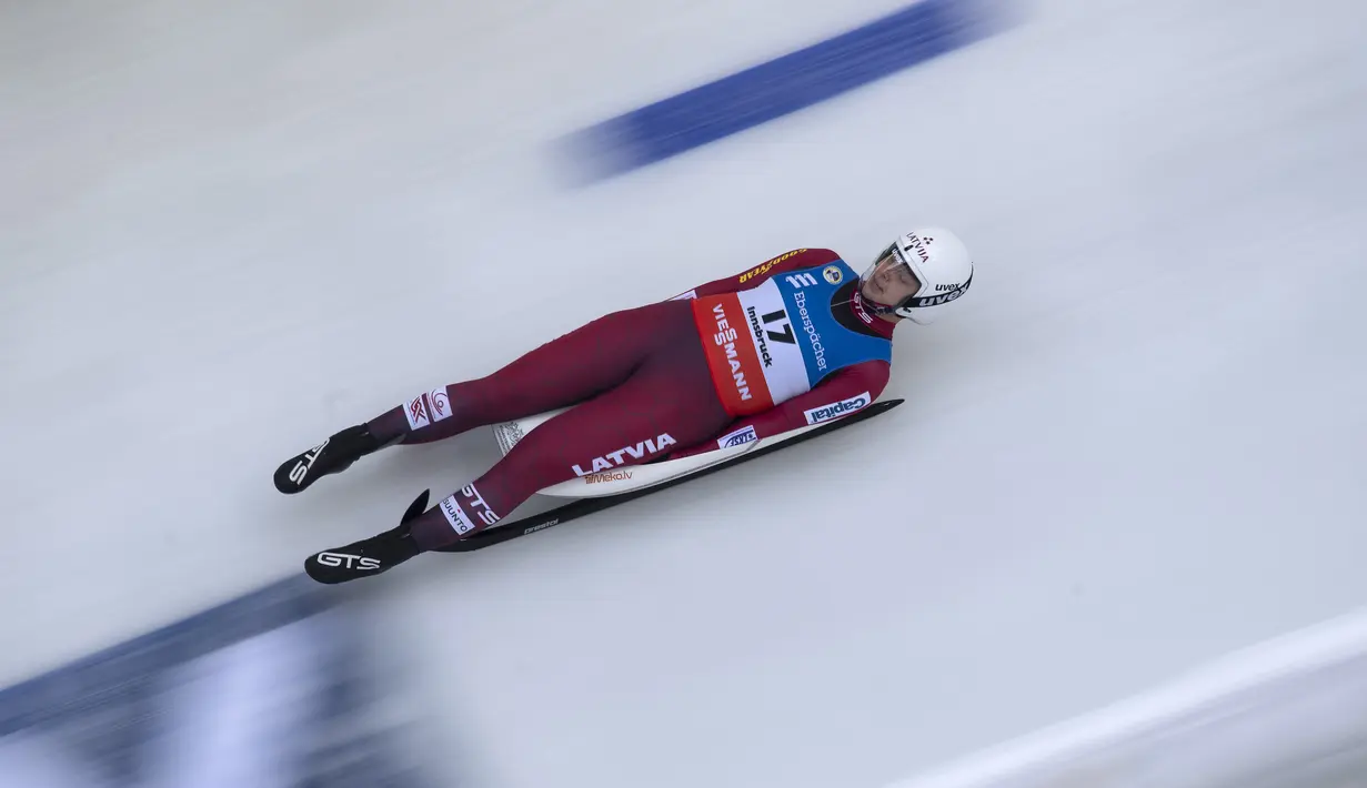 Kendija Aparjode mempercepat lajunya di lintasan dalam perlombaan Piala Dunia Luge di Innsbruck, Austria. (Foto: AP/Andreas Schaad)
