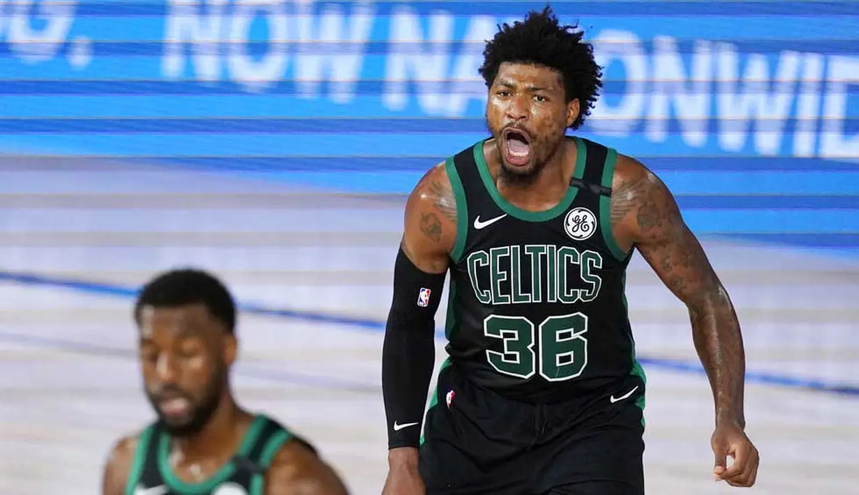 Pebasket Boston Celtics, Marcus Smart, melakukan selebrasi usai memasukkan bola saat melawan Toronto Raptors pada laga NBA di Lake Buena Vista, Senin (7/9/2020). Boston Celtics menang telak 111-89 atas Toronto Raptors. (AP/Mark J. Terrill)