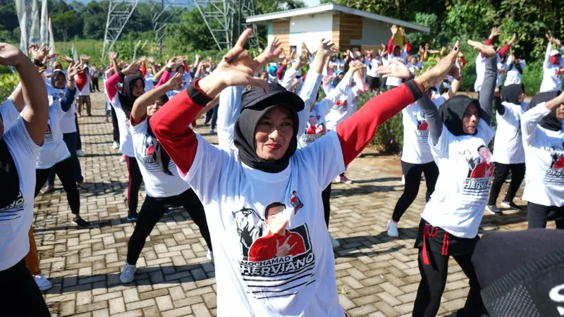 Ibu-ibu relawan sedulur sak lawase senam bersama. (Istimewa)