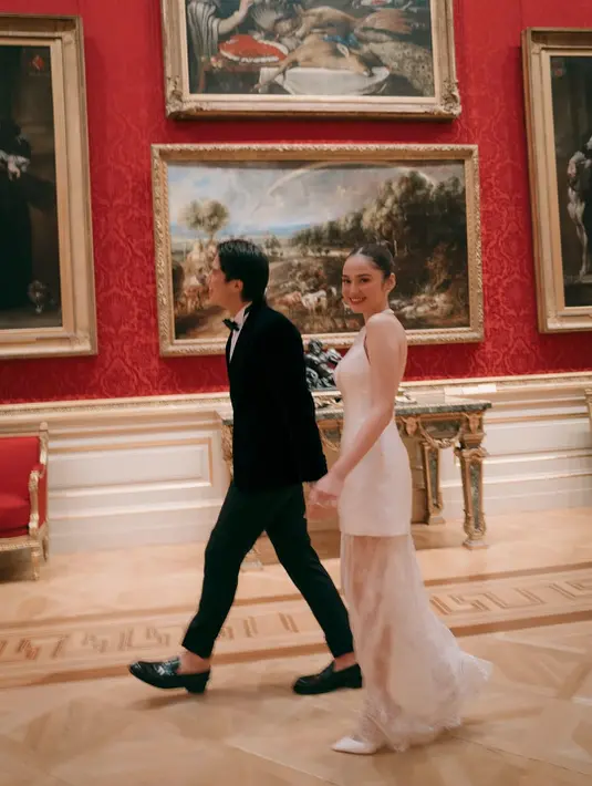 Lengkapi busana ala pengantin, Syifa Hadju kenakan heels putih dan aksesoris dari Cartier [@elelrumi]