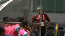 Ivan Kolev berbincang dengan asisten pelatih saat mendampingi PS TNI melawan Perseru Serui pada Liga 1 2017 di Stadion Pakansari, Bogor, Minggu (18/6/2017). PS TNI menang 1-0. (Bola.com/Nicklas Hanoatubun)