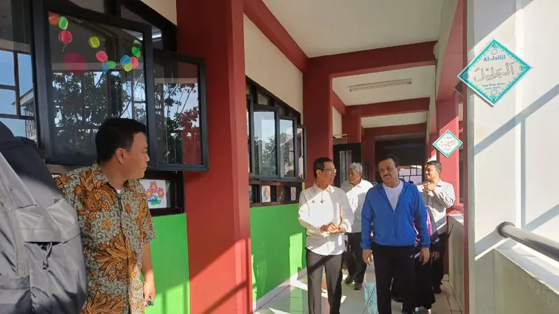 Pj Gubernur DKI Jakarta Heru Budi Hartono saat meninjau salah satu sekolah di Jakarta Timur, Selasa (18/7/2023).