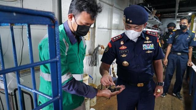 KKP menghentikan penambangan pasir timah oleh KIP Octopus di Perairan Bangka karena ada dugaan perusakan lingkungan yang terjadi akibat penambangan. (Dok KKP)
