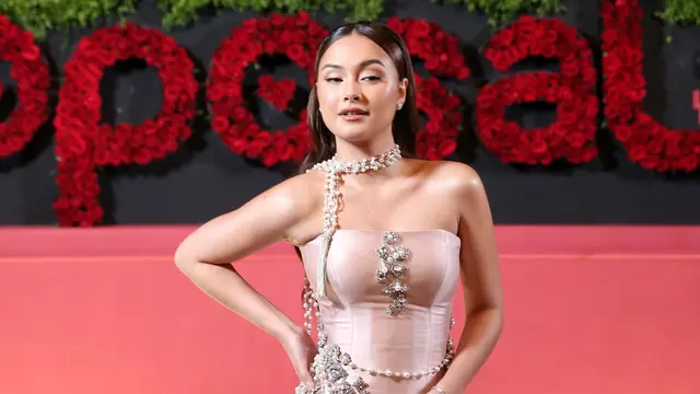 Potret Glamor Duo Bestie Ariel Tatum dan Caitlin Halderman di Gala Dinner A Business Proposal