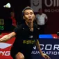 Pebulutangkis tunggal putra Malaysia, Lee Chong Wei berusaha membalas pukulan bola Marc Zwiebler di Total BWF World Championships 2015 di Istora Senayan Jakarta, Rabu (12/8/2015). Lee Chong Wei unggul 21-14, 17-21, 21-8. (Liputan6.com/Helmi Fithriansyah)