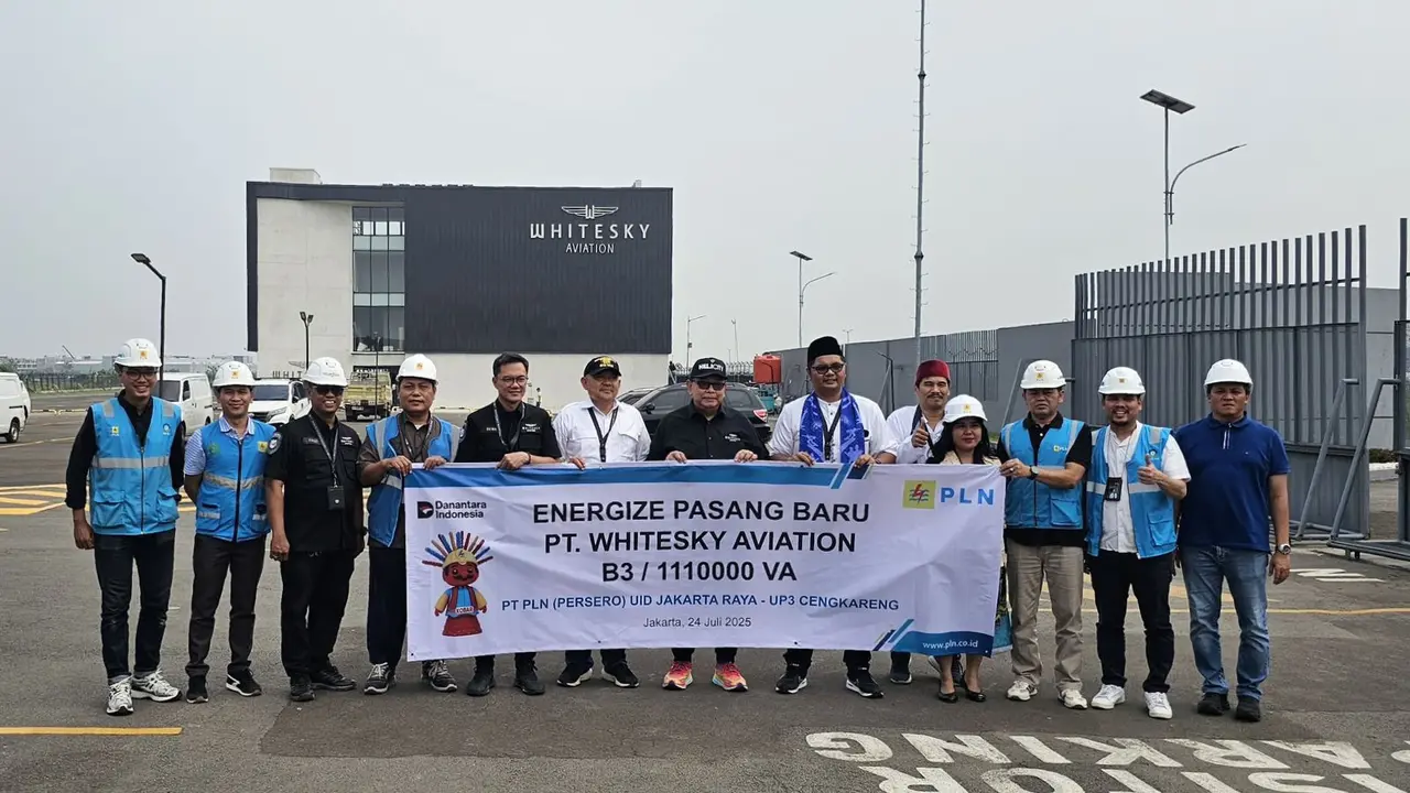 Foto bersama jajaran manajemen PLN UP3 Cengkareng dan PT Whitesky Aviation di depan gedung operasional Whitesky. (Dok PLN)