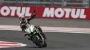 Perebutan posisi terdepan di Race 2 tak kalah seru. Kali ini persaingan antara Jonathan Rea dan Scott Redding. Saling salip di posisi terakhir, Rea akhirnya keluar sebagai pemenangan pada balapan kedua tersebut. (AP/Achmad Ibrahim)