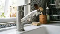 Cara Menghilangkan Kerak Putih di Keran Air dengan Bahan Dapur agar Tak Menumpuk