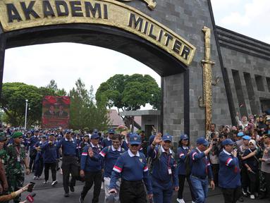 Para anggota kabinet Merah Putih meninggalkan Akademi Militer setelah mengikuti kegiatan retreat di Magelang, Jawa Tengah, Minggu 27 Oktober 2024. (AP Photo/Achmad Ibrahim)