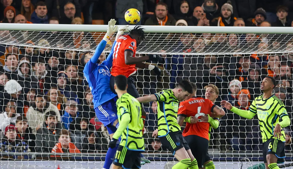 Jelang turun minum, Arsenal kembali memimpin berkat gol Jesus. Sebuah crossing dari Ben White sukses disundul Jesus untuk membobol gawang Thomas Kaminski. (AP Photo/Ian Walton)