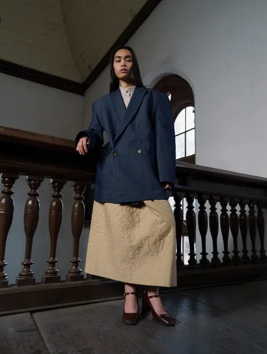 Koleksi ini menonjolkan siluet oversized coat, detail quilted, tas dumpling, hingga heels kulit berstrap. [Dok/Sapto Djojokartiko].