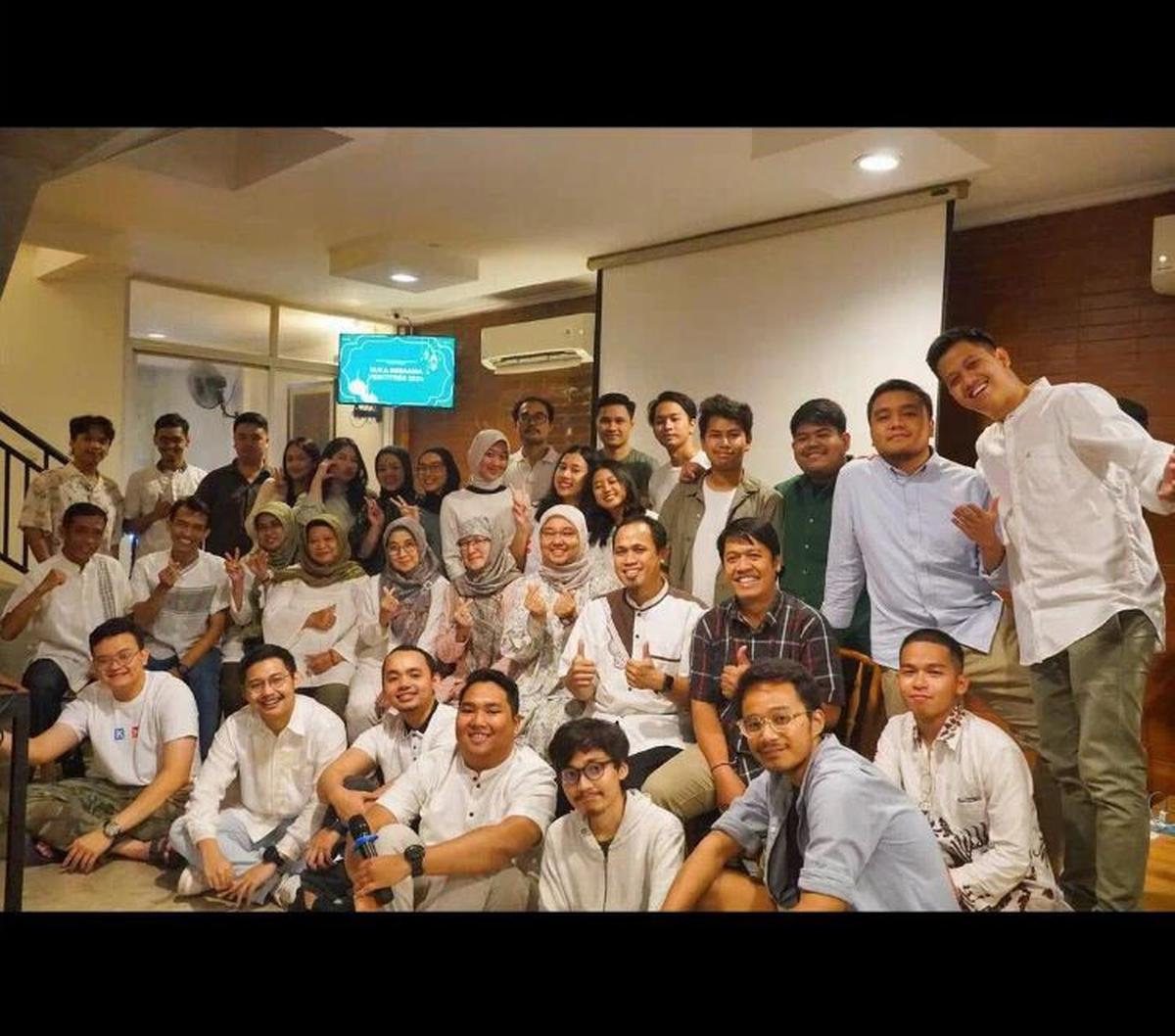 Setelah itu, acara dilanjutkan dengan momen foto-foto. Tak hanya berfoto antara beberapa orang saja, mereka juga berfoto bersama dengan semua murid dan guru yang sudah hadir. Momen ini dilanjutkan dengan buka puasa dan salat magrib berjamaah.