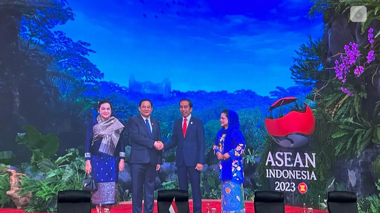 Jokowi bersama Ibu Negara Iriana menyambut kedatangan Perdana Menteri Laos Sonexay Siphandone (Liputan6.com/Benedikta Miranti).