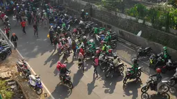 Suasana depan stasiun Palmerah, Jakarta, Jumat (22/5/2015). Puluhan tukang ojek berebut penumpang membuat kemacetan panjang setiap harinya. (Liputan6.com/Johan Tallo)