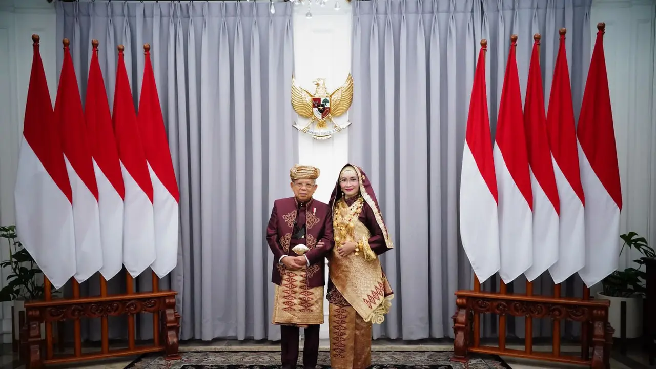 Wakil Presiden (Wapres) Ma’ruf Amin dan Ibu Wurry Estu Handayani mengenakan pakaian adat Padang, Sumatera Barat saat menghadiri Upacara Hari Ulang Tahun atau HUT ke-78 Kemerdekaan RI di Halaman Istana Merdeka,