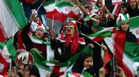 Wanita Iran bersorak saat menyaksikan laga kualifikasi Piala Dunia 2022 antara Iran dengan Kamboja di Stadion Azadi, Teheran, Iran, Kamis (10/10/2019). Dalam stadion tampak para suporter perempuan antusias mengibar-ibarkan bendera Iran dan bersorak untuk tim. (AP Photo/Vahid Salemi)