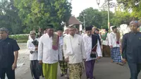 Sultan Keraton Kasepuhan PRA Arief Natadiningrat mengatakan pelaksanaan Salat Id di Keraton Kasepuhan Cirebon 2 kali. Foto (Liputan6.com / Panji Prayitno)
