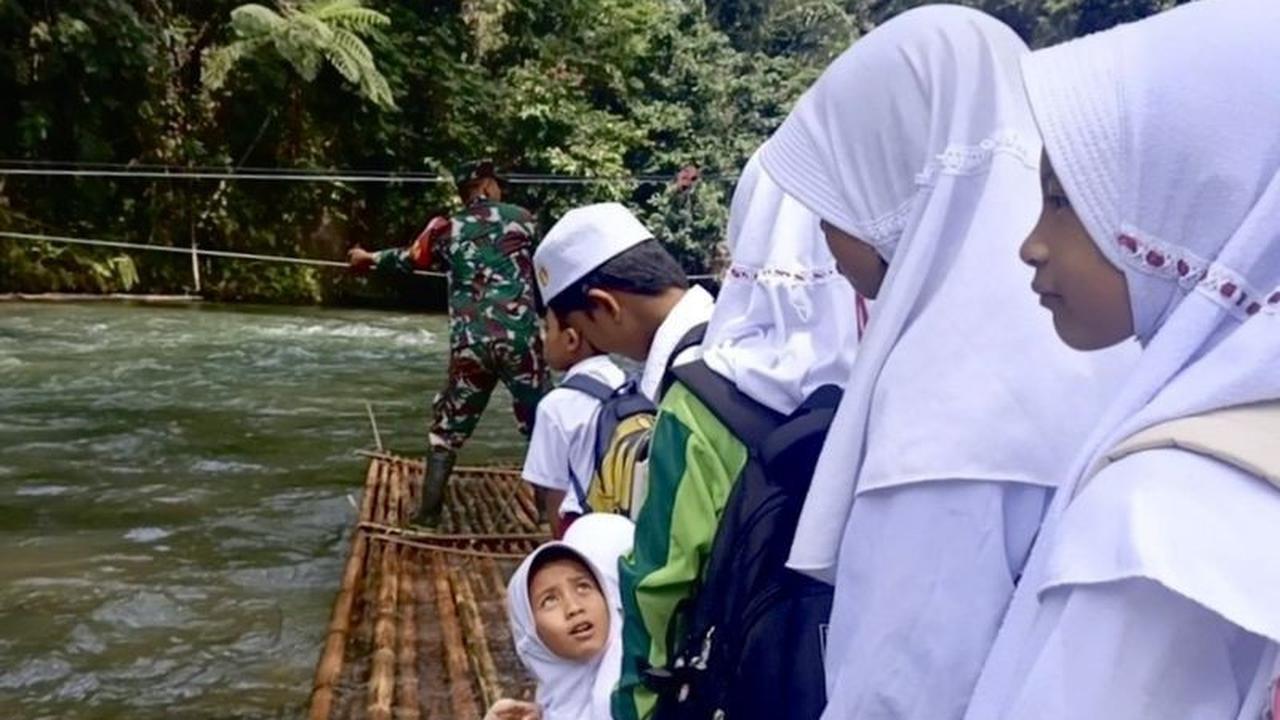 TNI Bantu Warga Loksado Akses Transportasi Pascabanjir: Jembatan Putus, Perahu Bambu Jadi Solusi