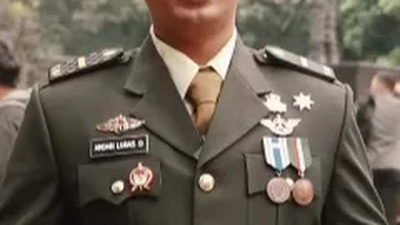 "Awal mula saya sebelum menjadi tentara yaitu saya berjualan gorengan," ujar Andah.