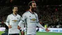 Gelandang Manchester United Juan Mata merayakan gol ke gawang West Ham United pada laga Premier League di Stadion Olympic, London, Senin (2/1/2017). (Reuters/John Sibley)