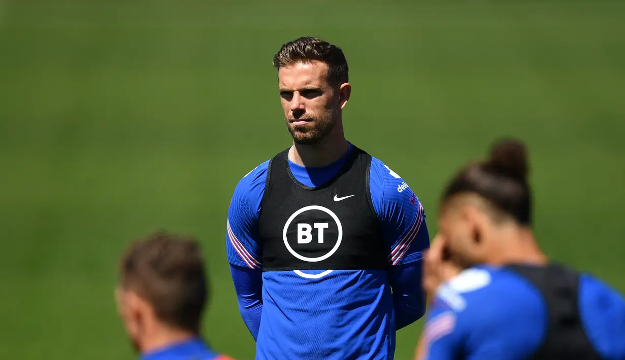 Gelandang Inggris, Jordan Henderson menghadiri sesi latihan menjelang kompetisi Piala Eropa 2020 di stadion St. George's Park di Burton-upon-Trent  (9/6/2021). Inggris akan bertanding melawan Kroasia pada Grup D Piala Eropa 2020 di Stadion Wembley, London, Minggu 13 Juni 2021, dini hari WIB. (AFP/Ju