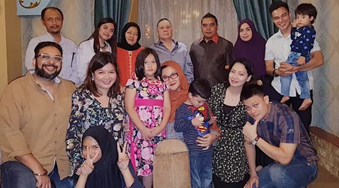 Hubungan Baim dan Vebby tercium ke publik dari media sosial. Lantaran keduanya mengunggah foto kebersamaannya. Baim mengaku bahwa perkenalanannya dengan Vebby dari media sosial. Baim juga sudah diburu-buru oleh orangtuanya. (Instagram/vebbypalwinta)