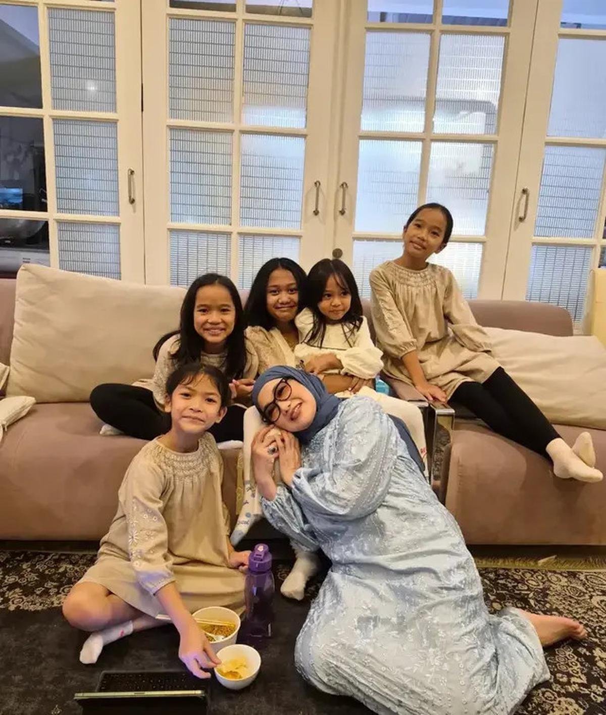 13 Potret Ruang Keluarga di Rumah Reza Artamevia, Jadi Tempat Kumpul saat Lebaran