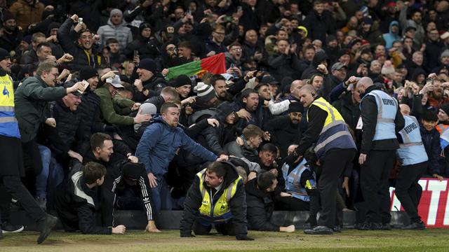 Foto: Detik-Detik Penyusup Selebrasi Bareng Pemain MU Setelah Gilas Nottingham Forest