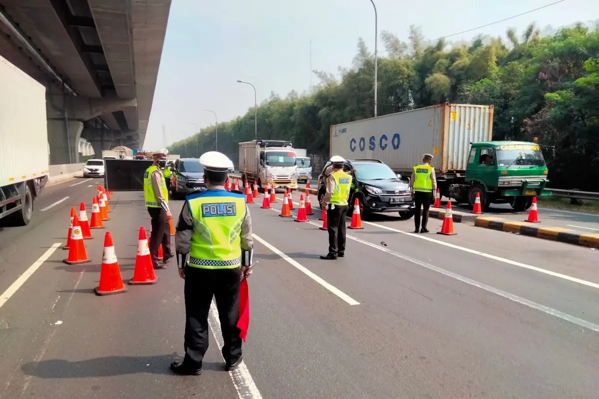 8 Gerbang Tol Jakarta-Cikampek disekat untuk mengendalikan mobilitas masyarakat selama periode PPKM Darurat Jawa-Bali.