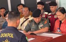 Momen Haru Brigjen TNI Elphis Termenung di Samping Peti Jenazah AKP Ryanto Ulil