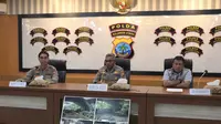 Kapolda Sulut Irjen Pol Setyo Budiyanto (tengah) memberikan penjelasan saat konferensi pers.