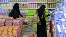 Pengunjung berbelanja bahan makanan dan persediaan saat mereka mempersiapkan diri seminggu menjelang bulan suci puasa Ramadan di supermarket di ibu kota Yaman, Sanaa, Selasa (6/4/2021). (AFP Photo/Mohammed Huwais)