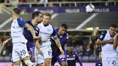 Penyerang Lazio, Ciro Immobile (tengah) berebut bola dengan gelandang Fiorentina, Giacomo Bonaventura selama pertandingan lanjutan Liga Serie A Italia di Artemio Franchi Stadium di Florence, Italia, Senin 10 Oktober 2022. Lazio menang telak atas tuan rumah Fiorentina 4-0. (Massimo Paolone/LaPresse via AP)