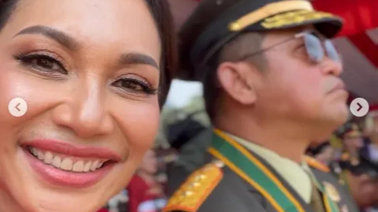 Istri Pangkostrad pun membagikan momen saat dirinya dan sang suami menghadiri HUT TNI-78 di akun media sosial miliknya. Tak lupa, Uli juga mengucapkan selamat kepada TNI. "DIRGAHAYU TNI KE 78," tulisnya.<br>