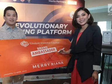 Merry Riana (kanan) dan CEO GIC Trade Peter Tendean (kiri) saat menandatangani sebagai Brand Ambassador Global Investa Capital (GIC) Trade usai peluncuran Platform GIC Trade Futures di Jakarta, Sabtu (13/4). (Liputan6.com/Fery Pradolo)