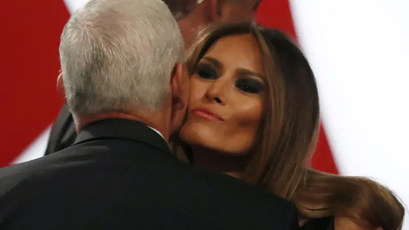 Melania Trump menyalami calon wakil presiden AS Mike Pence. (Reuters)