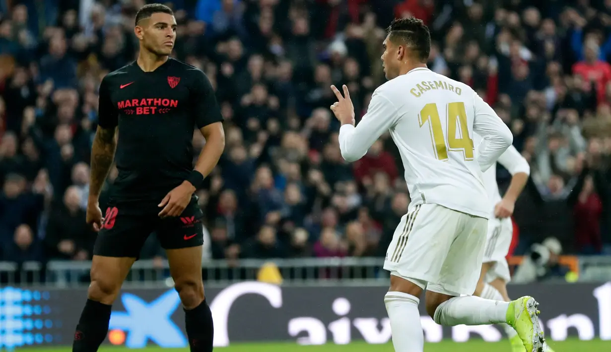 Pemain Real Madrid Casemiro (kanan) memberi isyarat usai mencetak gol ke gawang Sevilla pada pertandingan Liga Spanyol di Stadion Santiago Bernabeu, Madrid, Spanyol, Sabtu (18/1/2020). Menang 2-1, Real Madrid memuncaki klasemen sementara Liga Spanyol. (AP Photo/Manu Fernandez)