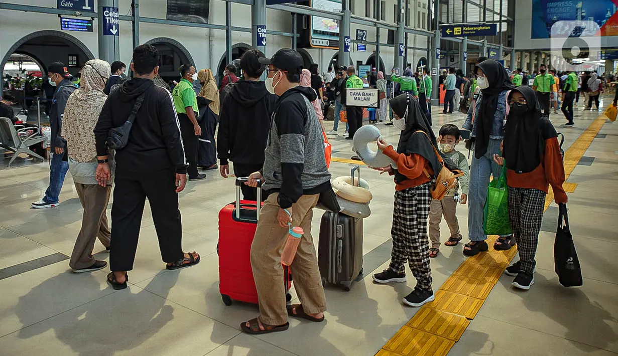 Sejumlah calon penumpang kereta tiba di Stasiun Pasar Senen, Jakarta, Jumat (24/12/2021). H-1 libur Natal dan Tahun Baru, peningkatan penumpang kereta jarak jauh mulai terlihat dengan tujuan sejumlah kota di Pulau Jawa. (Liputan6.com/Faizal Fanani)