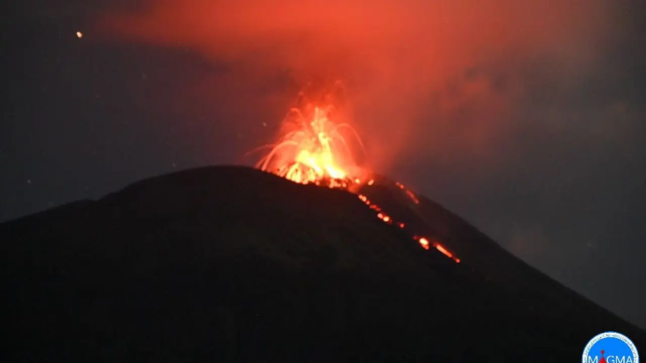 Gunung Ili Lewotolok Meletus