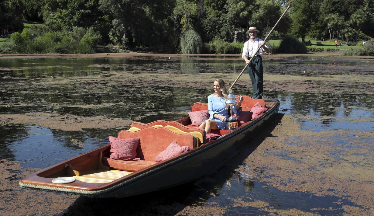 Trofi Daphne Akhurst Memorial merupakan gelar Australia Terbuka pertama yang diraih Caroline Wozniacki. (AP/Dita Alangkara)