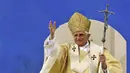 Paus Benediktus XVI melambai kepada para peziarah pada akhir Misa kepausan di lapangan Islinger di Regensburg, Jerman selatan, pada 12 September 2006. Meskipun Paus Benediktus telah sakit selama beberapa waktu, Tahta Suci mengatakan kondisinya semakin memburuk karena usia lanjut. (AP Photo/Markus Schreiber, File)