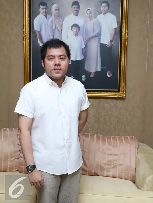  Anggota Komisi VIII DPR  Amrullah Amri Tuasikal saat ditemui di rumahnya, Cilandak, Jakarta, (6/8). Mantan kekasih Cita Citata tersebut memninta maaf bila ada perlakuan yang tidak baik terhadap penyanyi dangdut tersebut. (Liputan6.com/Herman Zakharia)
