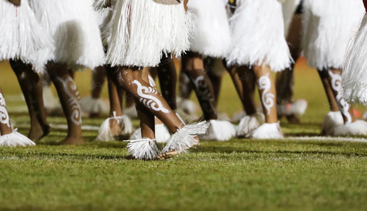Penari menghias kaki dengan motif Papua saat beraksi dengan pada pembukaan Torabika Soccer Championship 2016 di Stadion Mandala, Jayapura, Papua, Jumat (29/4/2016). (Bola.com/Nicklas Hanoatubun)
