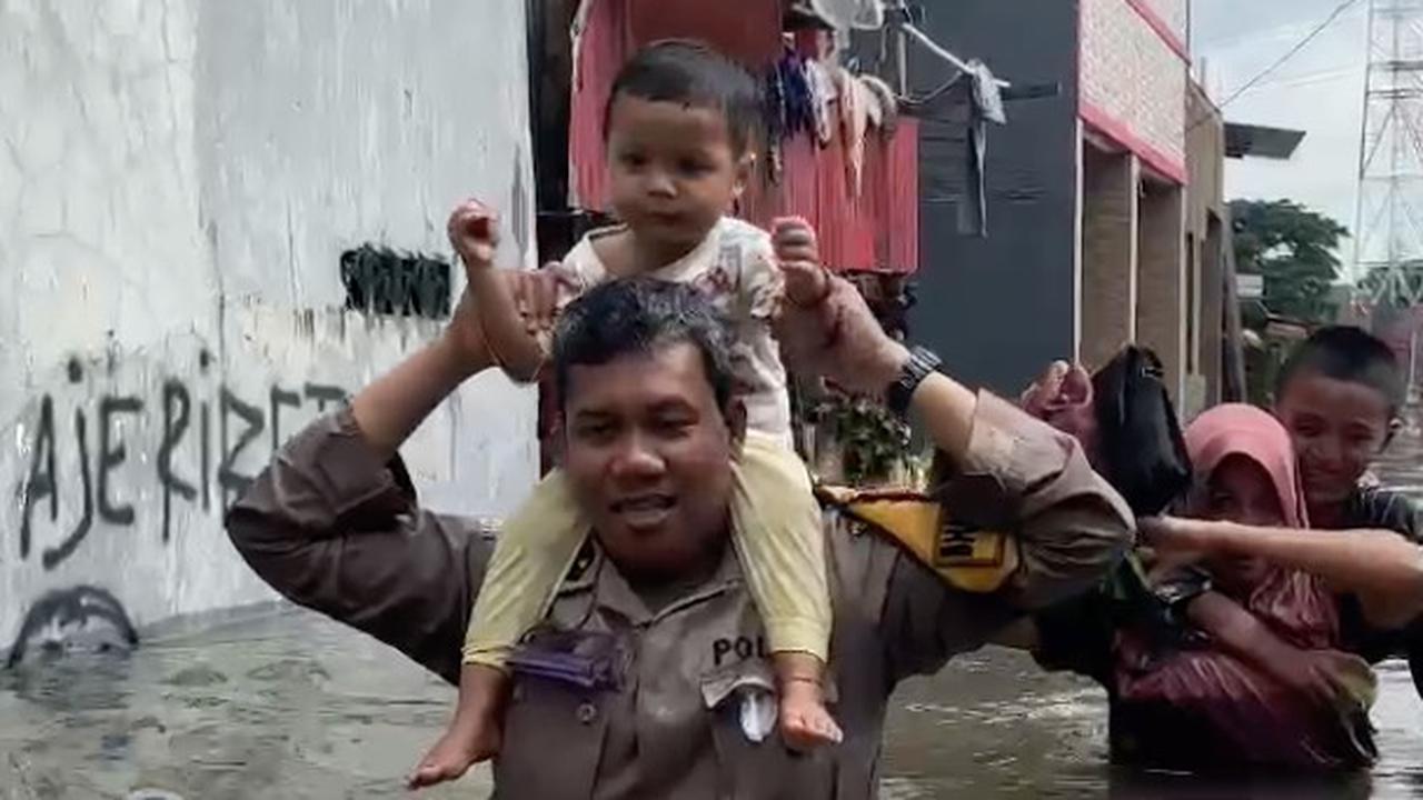Aksi Polisi Rela Berendam Air Kotor 1 Meter Lebih Demi Evakuasi Warga Korban Banjir