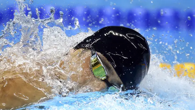Michael Phelps berenang menggunakan topi pinjaman di Olimpiade Rio de Janeiro 2016.