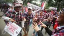 Sejumlah pendukung Basuki Tjahaja Purnama (Ahok) asyik berjoget sambil membentangkan spanduk saat berlangsungnya sidang kasus dugaan penistaan agama di depan Gedung Kementerian Pertanian (Kementan), Jakarta, Selasa (31/1). (Liputan6.com/Immanuel Antonius)