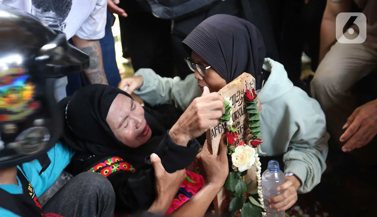 Isak tangis dan lantunan doa mengiringi pemakaman Affan Kurniawan. (Kapanlagi.com/Budy Santoso)
