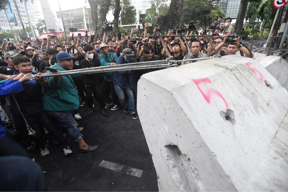 Mensesneg temui mahasiswa di aksi Indonesia Gelap