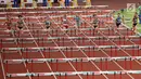 Delapan pelari putri saat bertanding pada final atletik nomor lari halang rintang 100 meter putri di Stadion Utama GBK, Jakarta (26/8). Pelari Indonesia, Nova Emilia berada di lintasan kelima. (Liputan6.com/Fery Pradolo)
